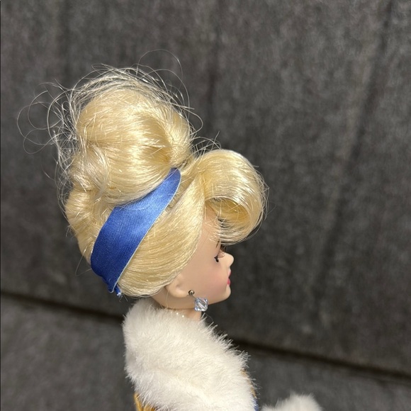 Disney Porcelain Cinderella 2007 Elegant Blue and Gold Doll with Fur Trim - Picture 6 of 9